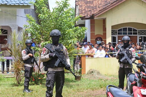 Indonesia Police Kill 3 Suspected Militants, Defuse Bombs