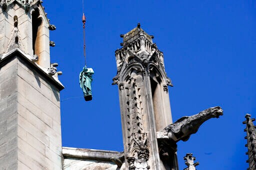 Cleaning Offers Rare Glimpse of Notre Dame Statues in Paris