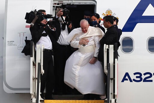 Leaving Greece, Pope Asks Youth to Resist Tempting 'sirens'