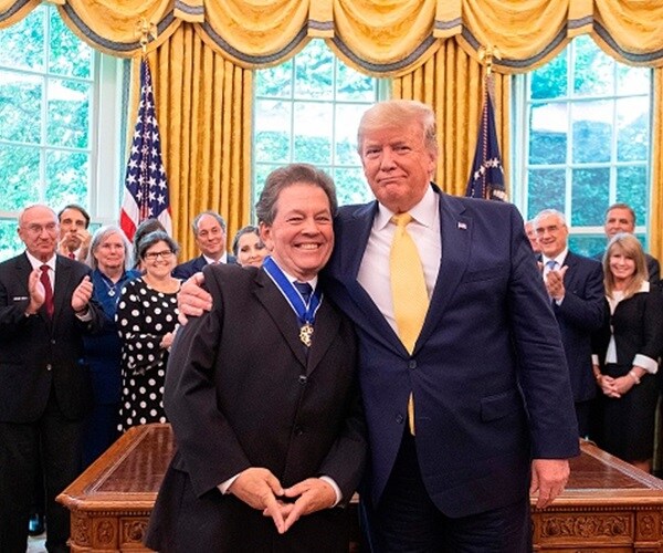 Trump Honors Economist Arthur Laffer With Medal of Freedom