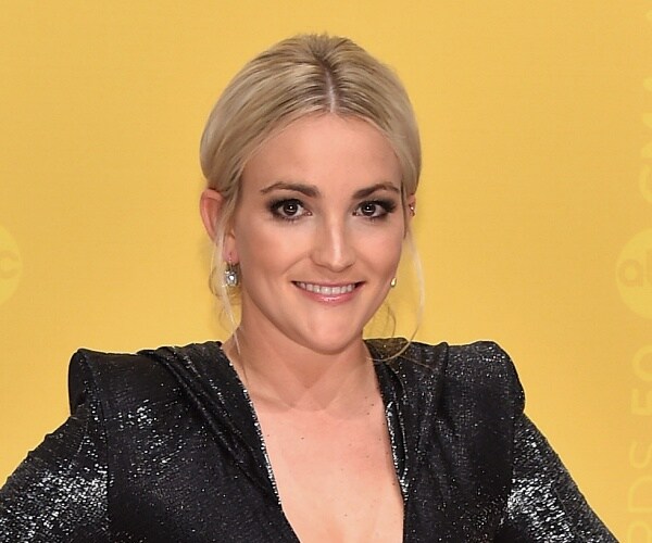 jamie lynn spears stands on red carpet