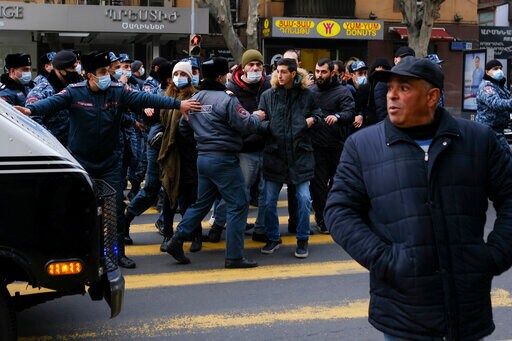 Protesters Block Traffic in Armenia Calling on PM to Resign