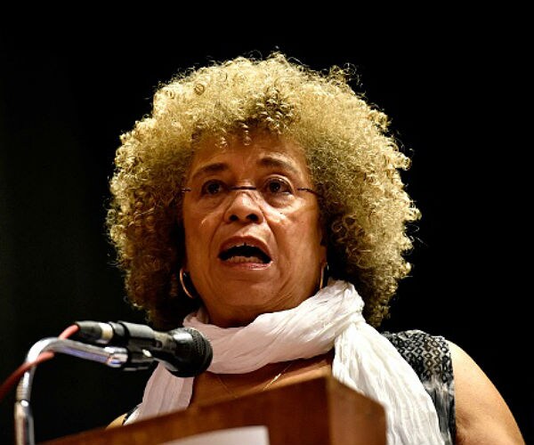 Activist Angela Davis Bashes Trump, Capitalism in Speech