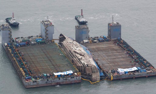 Sunken S. Korean Ferry Set to be Loaded on Transport Vessel