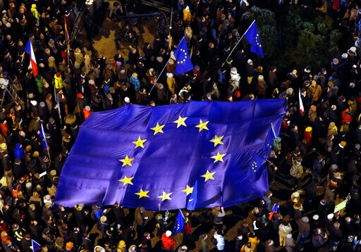 Tens of Thousands of Czechs Call on Prime Minister to Resign