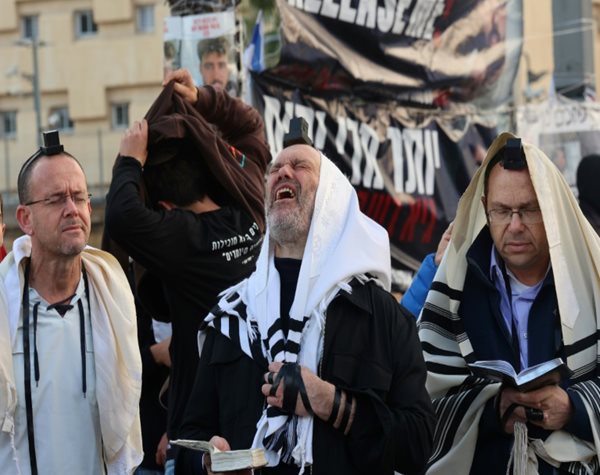 Israelis Dance, Sing, Pray for Gaza Hostages on 100th Day of war