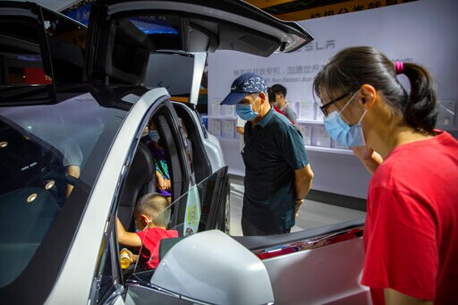 China Auto Show Forging Ahead under Anti-virus Controls