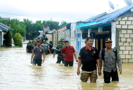 Flash Floods, Earthquake in Indonesia Kill Dozens