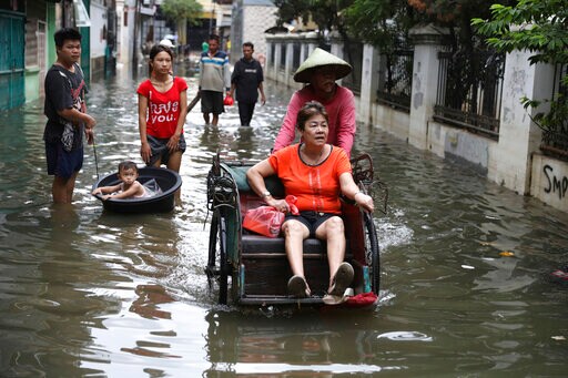 53 Dead in Landslides, Flash Floods in Indonesia's Capital