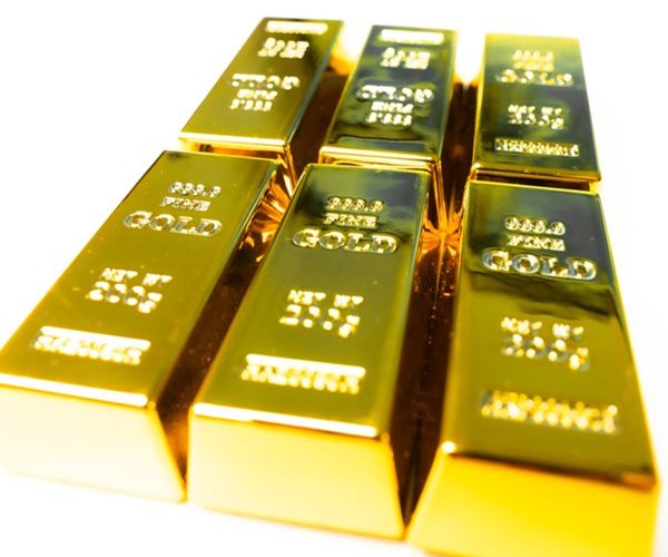 Gold Retreats on Strong Dollar, Delayed Rate-Cuts