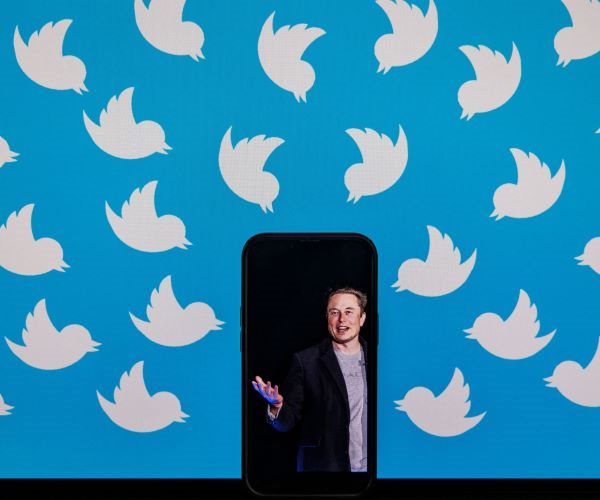 Twitter Shares Drift Toward Musk's Offer Price as Deadline Looms