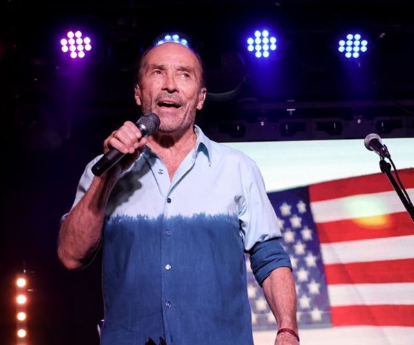 lee greenwood performing