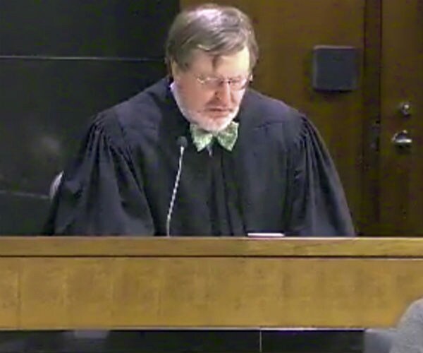 Judge Doesn't Extend Order on New Travel Ban