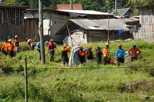 Rescuers in Indonesia Try to Reach 8 Workers Trapped in an Illegal Mining Hole