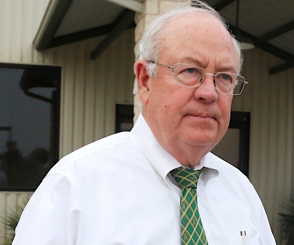 ken starr walks as he is photographed by pararazzi