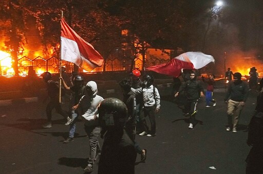 3 Dead After Mob Sets Fire to Indonesian Regional Parliament Building