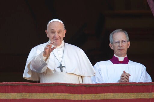 Pope Offers Hope against Darkness in Christmas Day Message