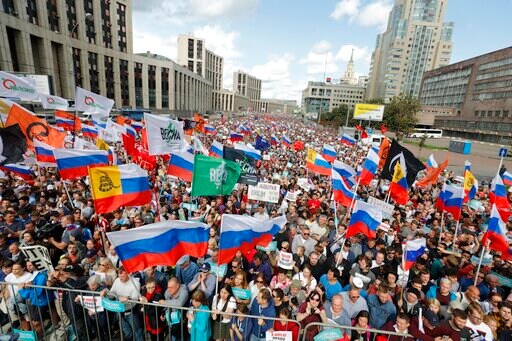 Barring of Moscow Council Candidates Draws 12,000 to Protest