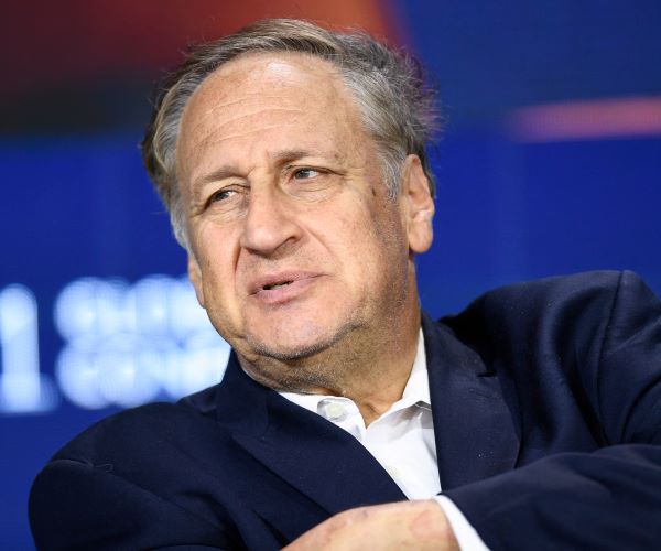 AMC CEO Asks for Salary Freeze in 2023