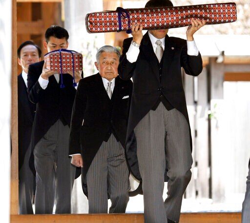 Emperor Performs Ritual to Report Abdication to Shinto Gods