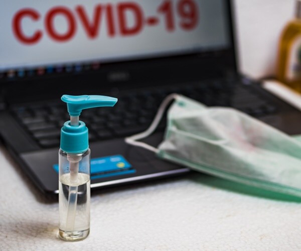 a person searches on the computer for covid-19 symptoms