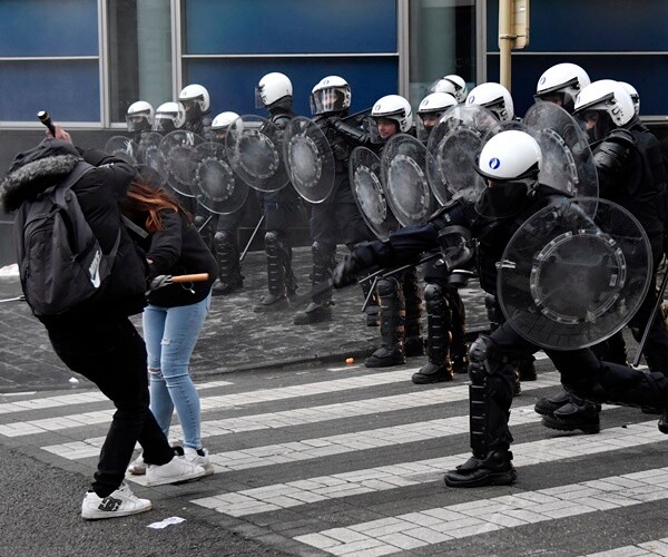 Belgian Police Use Water, Tear Gas on COVID-19 Protesters 