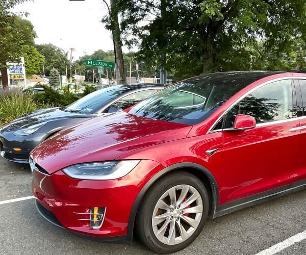 US Expands Safety Probe into Tesla Autopilot