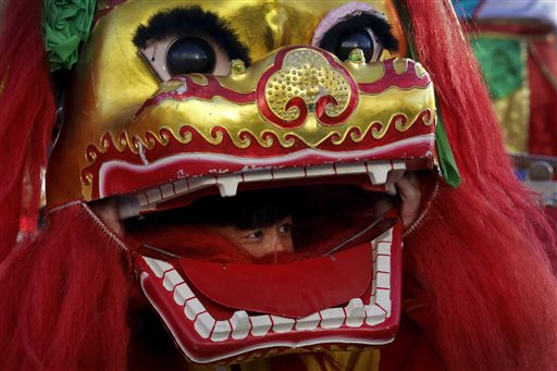 Chinese Visit Temples, Fairs to Ring in Year of the Monkey