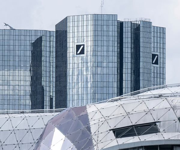 Deutsche Bank, UBS Shares Hit on Bank Fears