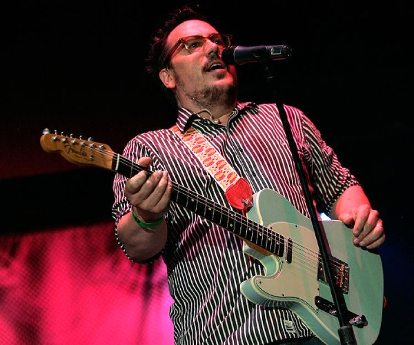 musician john flansburgh of they might be giants performs