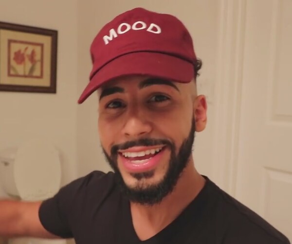 Adam Saleh Says He Was Kicked Off Flight for Speaking Arabic