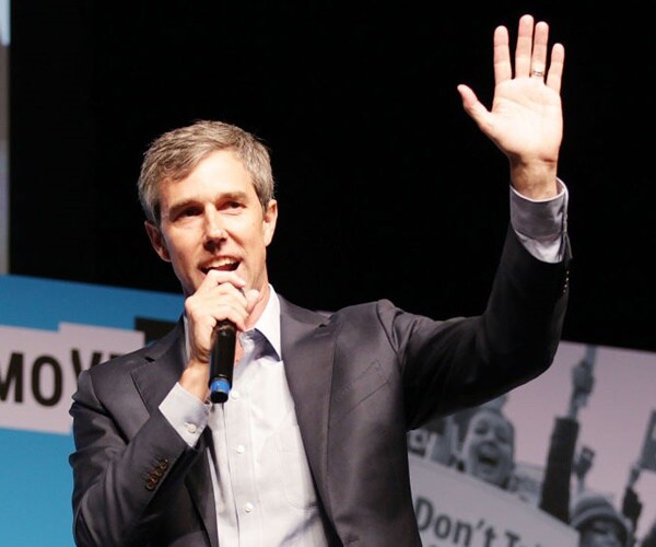 beto o'rourke waves to supporters