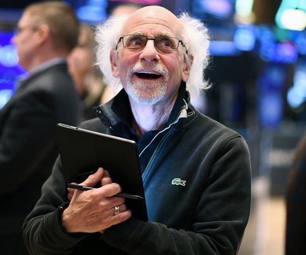 Wall Street Ends Lower on Rate Cut Uncertainty