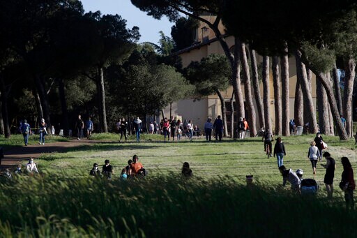 Italy Eases Virus Lockdown, and Gets First Reckoning of Toll