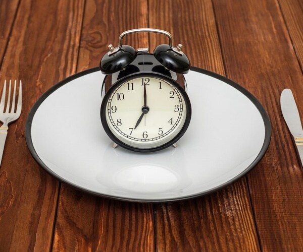 a plate with a clock on it signifying intermittent fasting