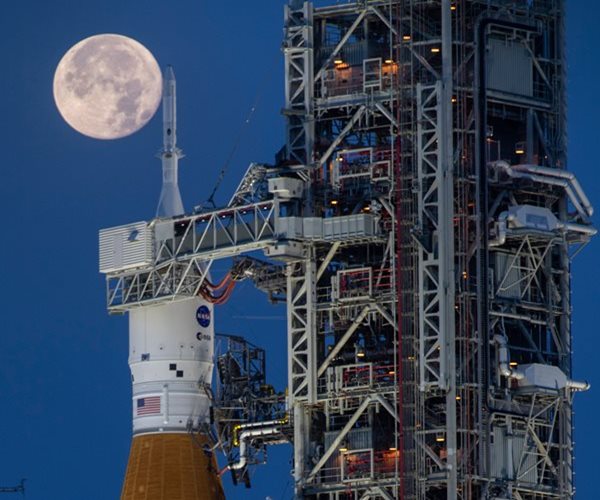 NASA Delays Astronaut Moon Landing to 2026