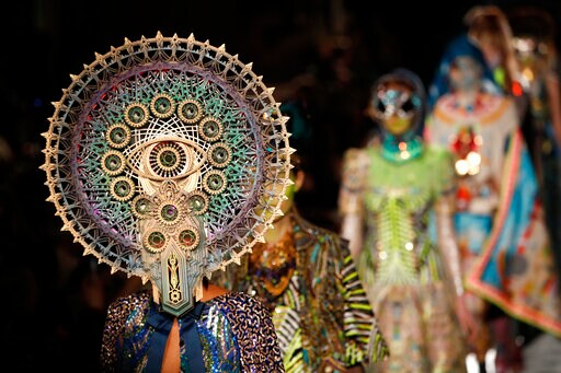 Paris Fashion Week: Chloe Shows Floral Prints, Ethnic Motifs