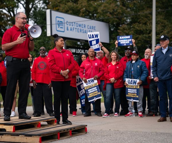 7,000 More Join UAW Strike in Chicago, Lansing