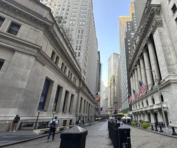 Wall Street Charges Ahead as Retail Sales Soothe Slowdown Fears