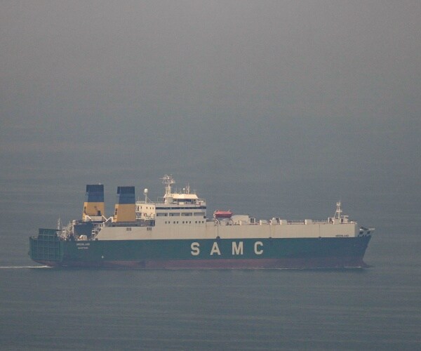 ship sails through hormuz strait