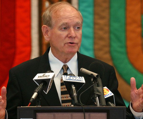 Former Gov. Ray, Who Helped Relocate Refugees to Iowa, Dies