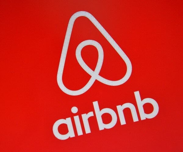 Airbnb CEO Brian Chesky Offers Free Housing to Banned Refugees, Travelers