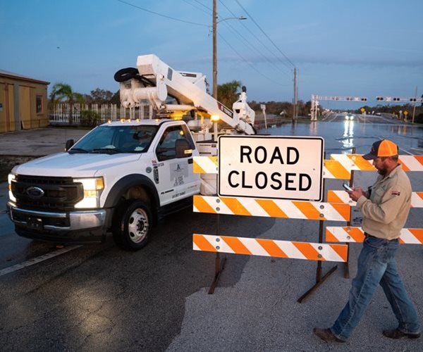 US Companies Hoard Workers Even as Economy Cools