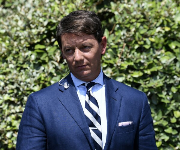 hogan gidley stands in the rose garden of the white house