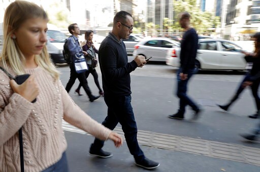 Journalists Debunk Rumors on WhatsApp Ahead of Brazil Vote