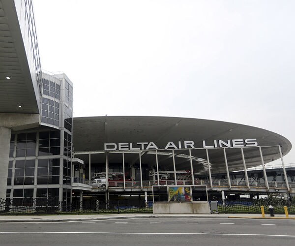 Prosecutor: Man Attacks Muslim Airline Employee at JFK