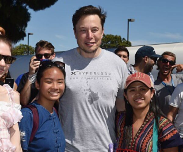 Musk Tesla Plan 'Doesn't Make Sense to Me,' Janus CEO Says