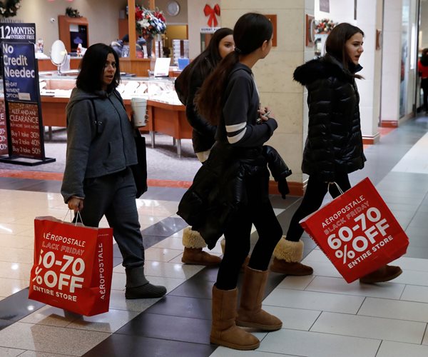Shoppers Brave Cold, Long Lines in Hunt for Black Friday Deals