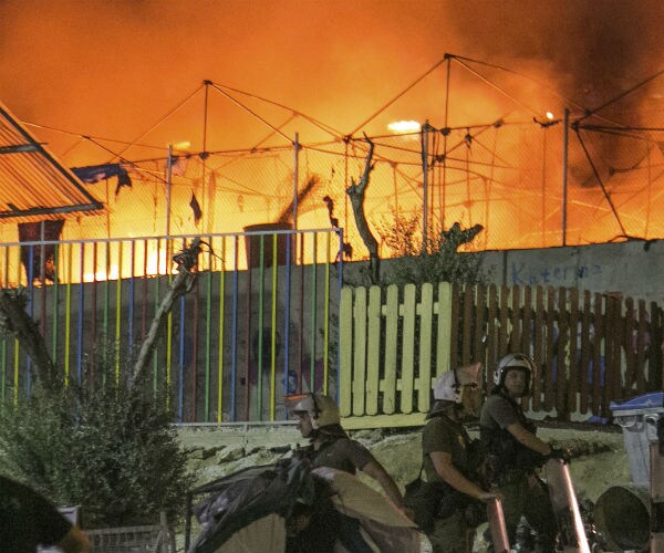 Greek Police Apprehend 18 Foreigners After Refugee Center Fire