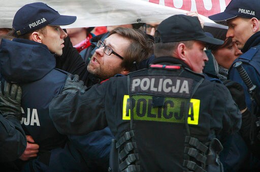 Poland Police Forcibly Remove Anti-nationalist Protesters